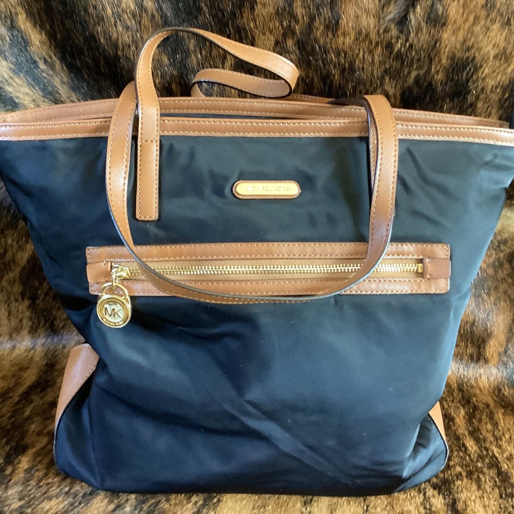 Michael Kors Kempton Black/Tan Zipper Top Big Tote Handbag